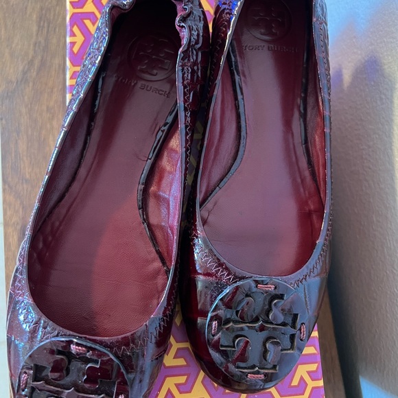 Tory Burch cranberry crocodile print flats 7 1/2 - Picture 5 of 7